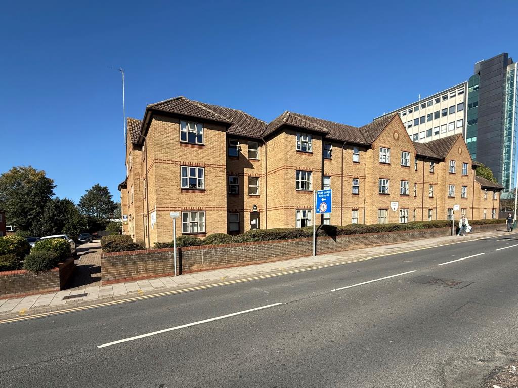 Lot: 128 - TWO-BEDROOM GROUND FLOOR RETIREMENT FLAT - Front elevation showing entire block